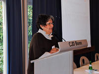 Antriani Steenebrügge - 1. Vorsitzende Kinaesthetics Verein Deutschland, eröffnet die Mitgliederversammlung in Bonn 2011
