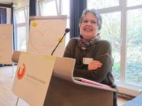1. Vorsitzende Kinaesthetics Verein Deutschland e.V. - Antriani Steenebrügge begrüßt alle Vereinsmitglieder zur Mitgliederversammlung in Bonn 2014