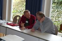 der Kinaesthetics-Trainer Norbert Feldmann und Prof. Dr. Dr. Gerlinger - in einem Gespräch über den Vortrag vertieft