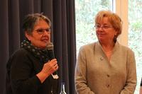 Anni Steenebrügge - begrüßt Prof. Christel Bienstein auf dem Kinaesthetics Bildungstag