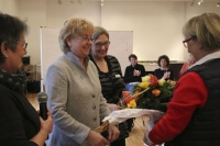 Heidi Lang überreicht die Blumen - in den Farben des Kinaesthetics-Verein