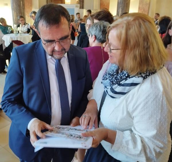 Kinaesthetics-Trainerin Margarete Hirsch mit dem bayrischen Gesundheitsminister Klaus Holetschek