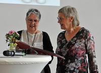 Kinaesthetics Verein Deutschland - Antriani Steenebrügge ehrt Maren Asmussen-Clausen für ihr Engagement für Kinästhetik