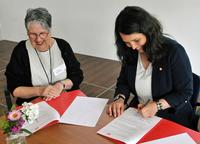 Kinaesthetics Verein Deutschland - Antriani Steenebrügge und Karina Jürgensen bei der Vertragsunterschrift